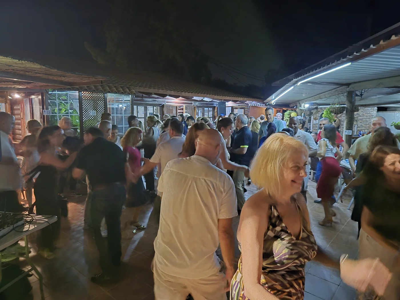 La pista llena de gente bailando en una noche de Guachin Salsa en La Carreta del Carretón